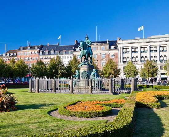 Памятник Христиану V на новой площади Копенгагена