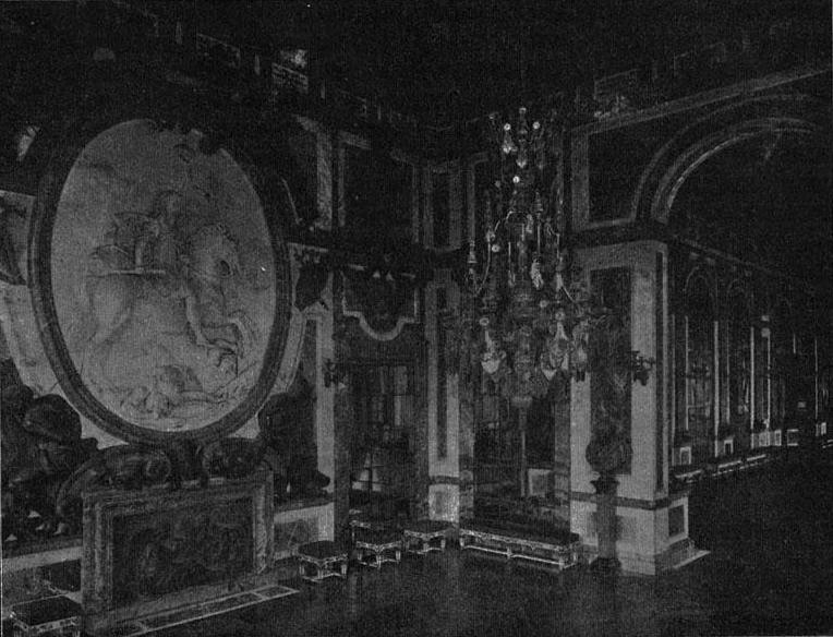 Рис. 115 - Военная зала в Версале работы Жюля д'Ардуэна Мансара. По фотографии Леви в Париже
