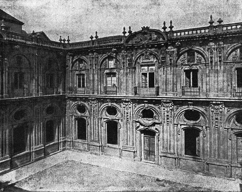 Рис. 129 - Двор коллегии Санто Томас в Мадриде. По фотографии Лорана в Мадриде